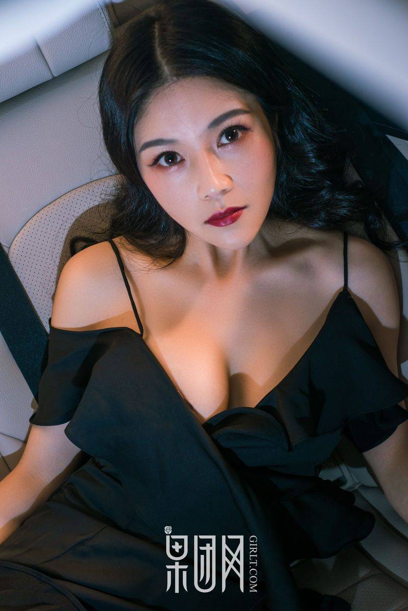 果团网冷艳美女车模微微极品身材修长美腿车内性感写真-8