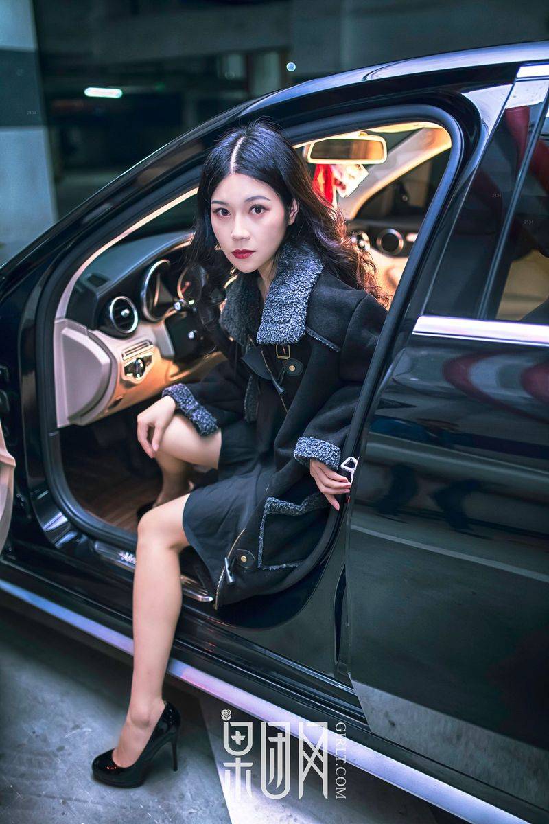 果团网冷艳美女车模微微极品身材修长美腿车内性感写真-11