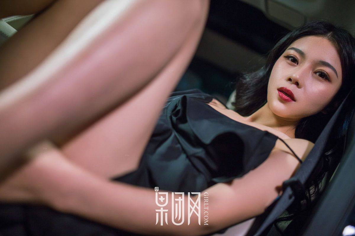 果团网冷艳美女车模微微极品身材修长美腿车内性感写真-27