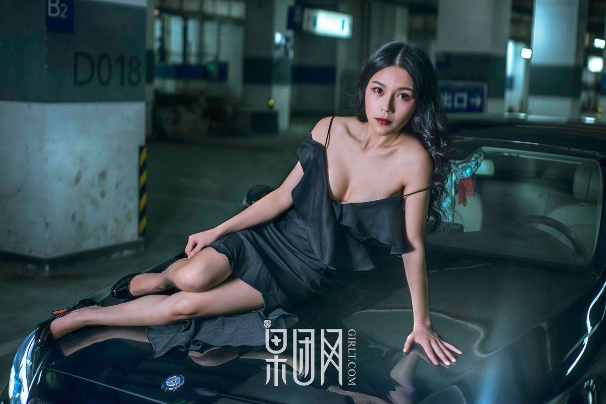 果团网冷艳美女车模微微极品身材修长美腿车内性感写真-35