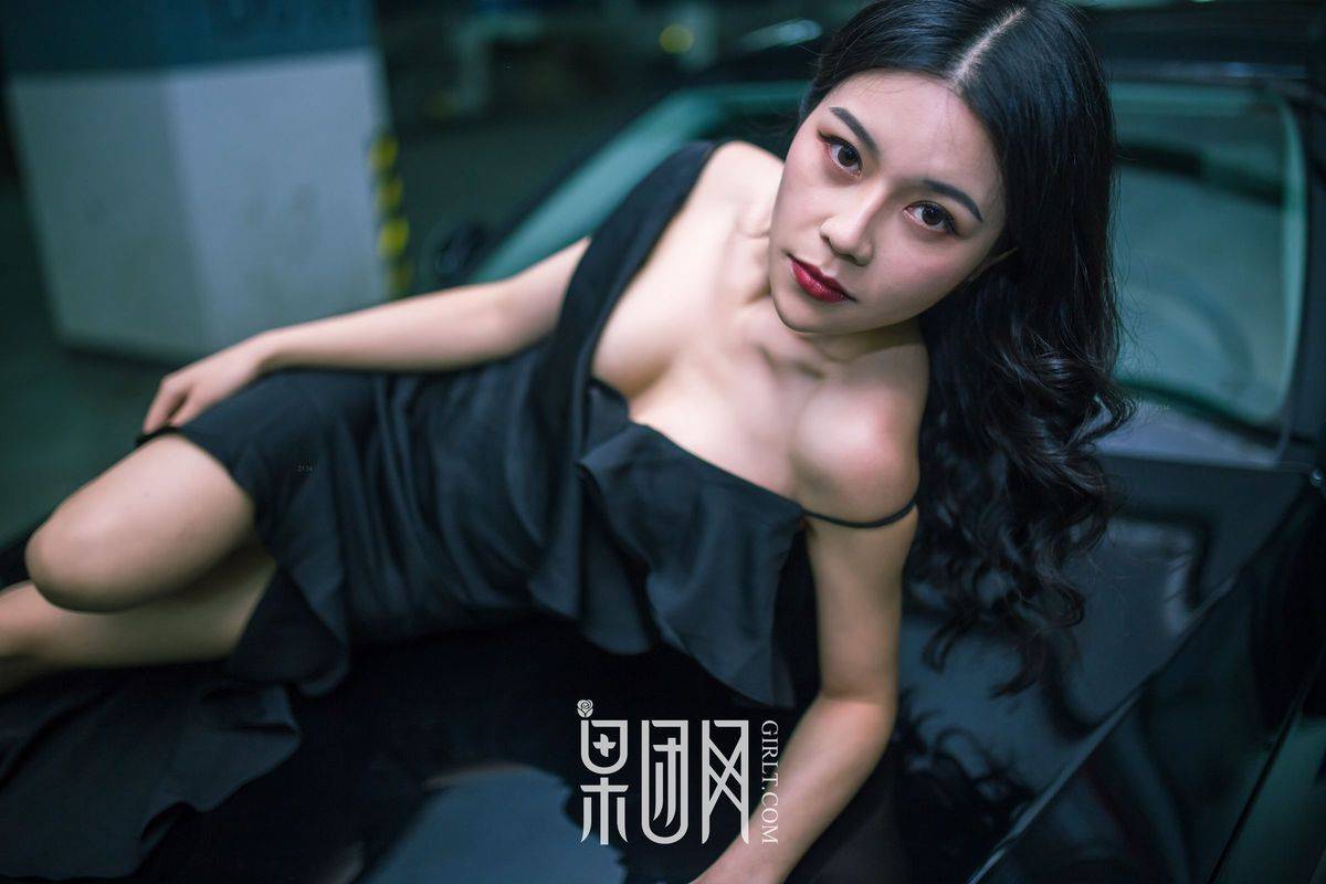 果团网冷艳美女车模微微极品身材修长美腿车内性感写真-33