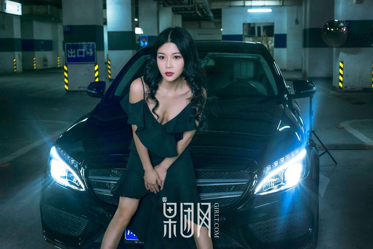 果团网冷艳美女车模微微极品身材修长美腿车内性感写真-34