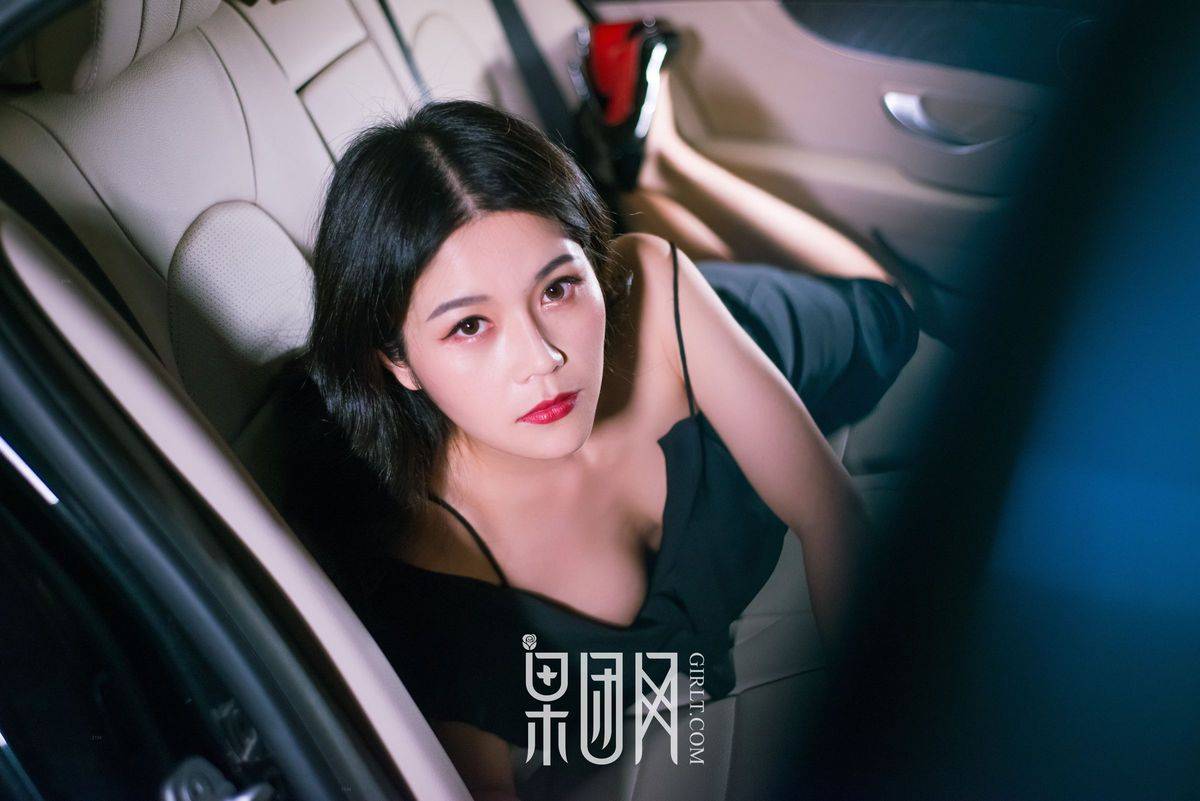 果团网冷艳美女车模微微极品身材修长美腿车内性感写真-53