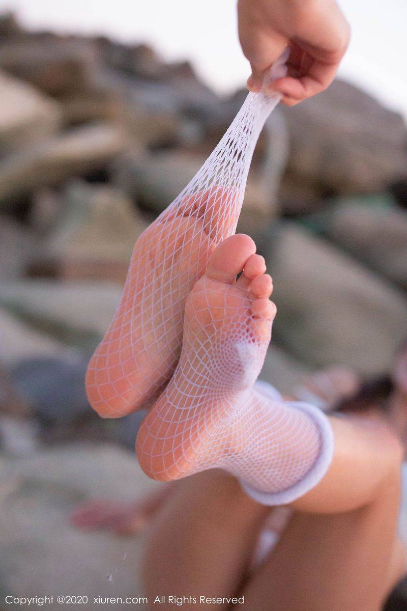 秀人网美女模特陶喜乐_lele沙滩白衬衫网袜外拍系列东欧旅拍-32