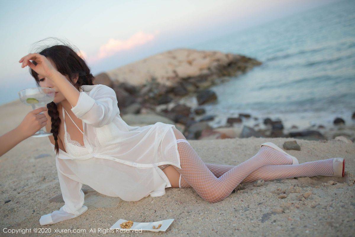 秀人网美女模特陶喜乐_lele沙滩白衬衫网袜外拍系列东欧旅拍-43