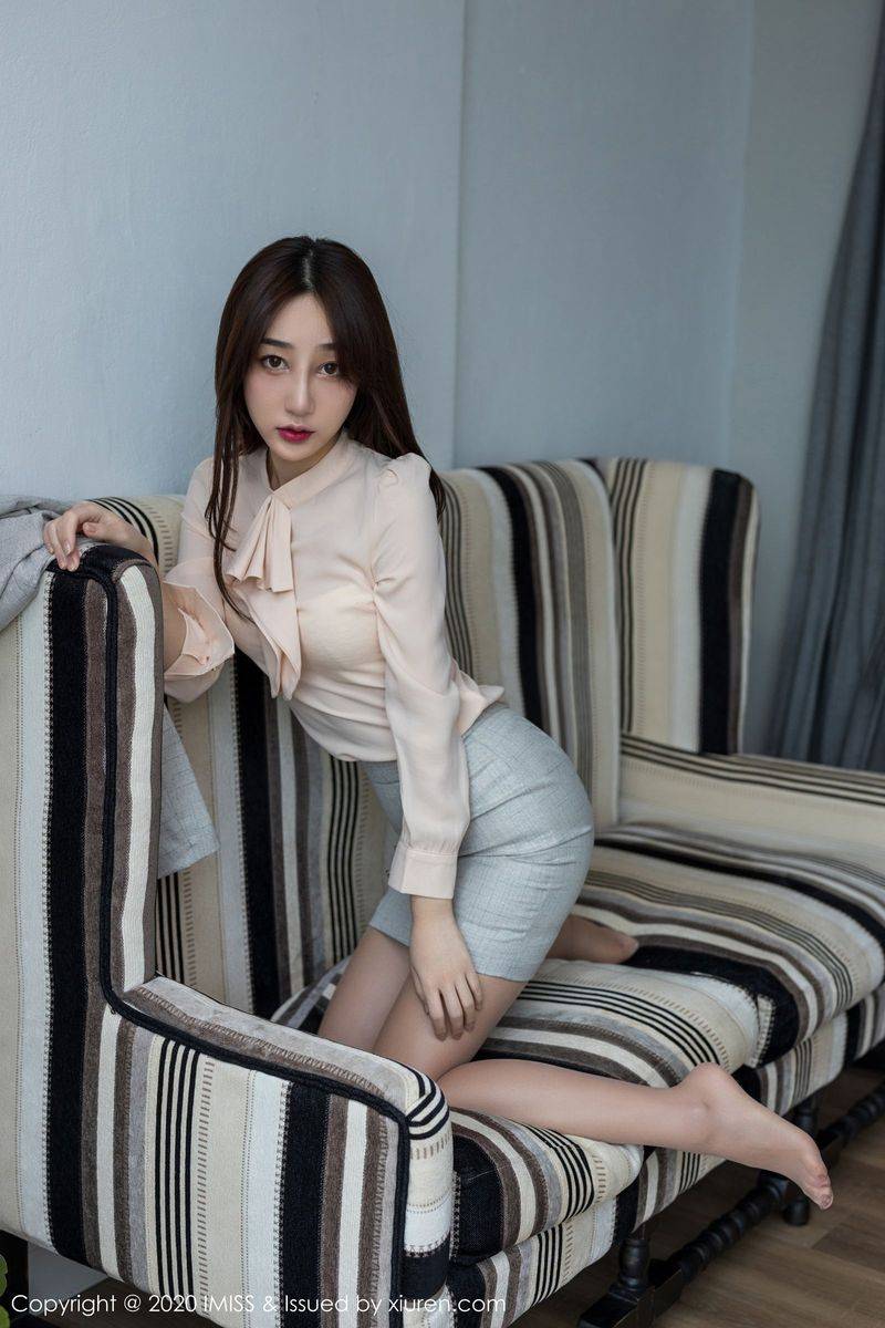 爱蜜社性感女神小九月白衬衫短裙秘书职场OL丝袜美足套图-22