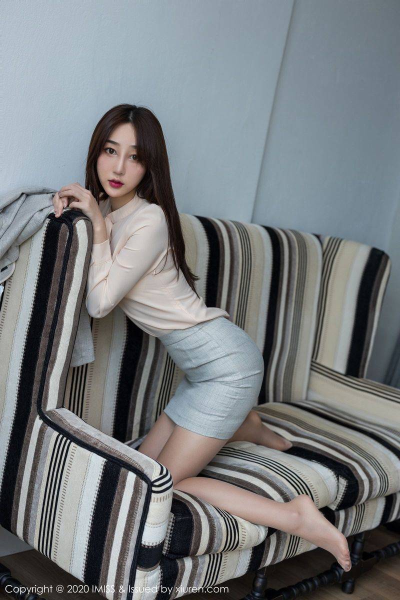 爱蜜社性感女神小九月白衬衫短裙秘书职场OL丝袜美足套图-23