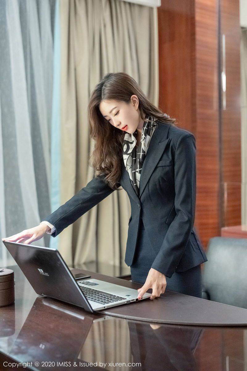 爱蜜社美女模特杨紫嫣Cynthia丝袜美腿女秘书职场OL性感写真