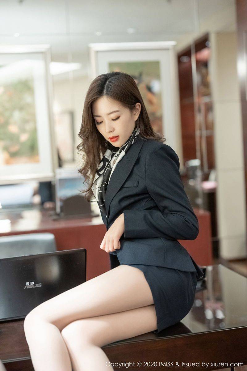 爱蜜社美女模特杨紫嫣Cynthia丝袜美腿女秘书职场OL性感写真-22