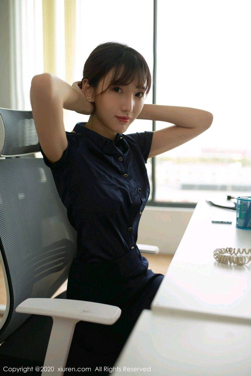 秀人网美女模特陆萱萱黑丝玉足职场OL制服诱惑美妙性感写真-84