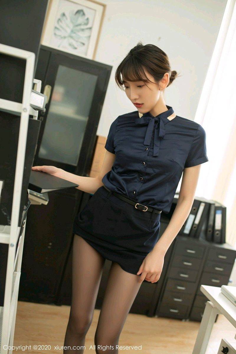 秀人网美女模特陆萱萱黑丝玉足职场OL制服诱惑美妙性感写真-107
