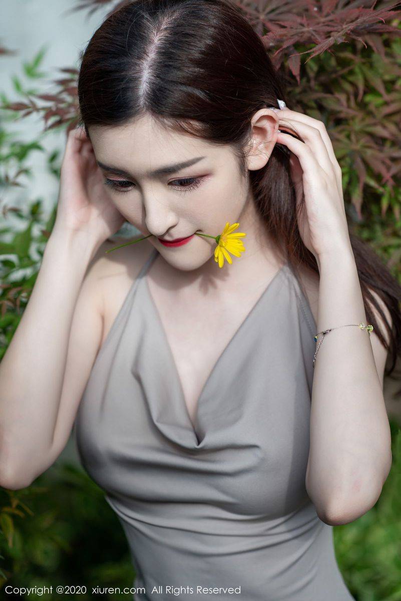 秀人网性感女神沈梦瑶贴身露背短裙开档丝袜美腿户外写真-18