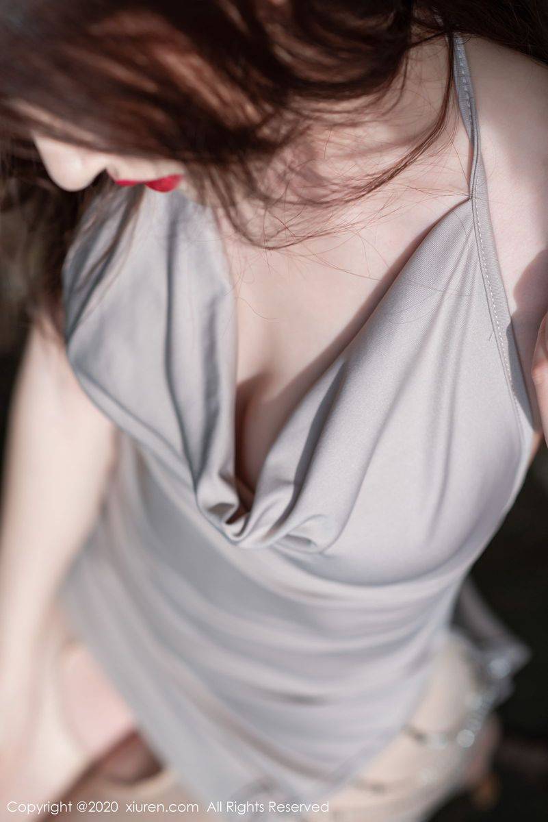 秀人网性感女神沈梦瑶贴身露背短裙开档丝袜美腿户外写真-25