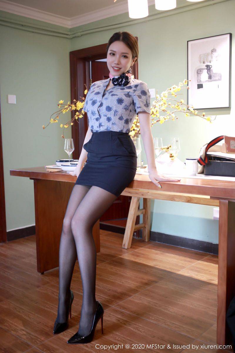 模范学院性感女神黄乐然黑丝美腿空姐制服大尺度真空写真-3