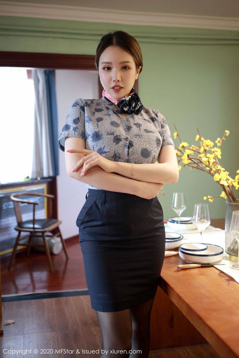 模范学院性感女神黄乐然黑丝美腿空姐制服大尺度真空写真-8