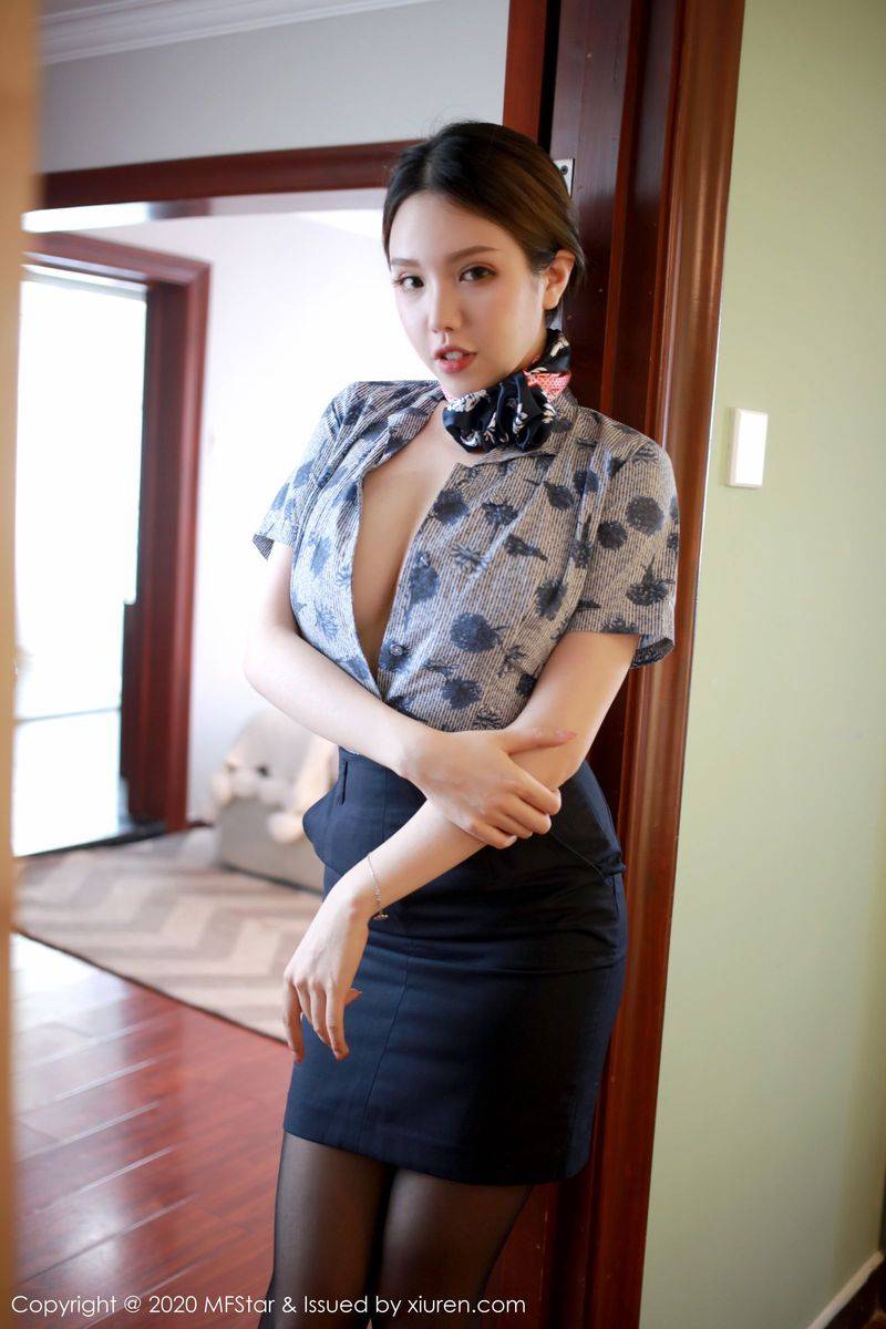 模范学院性感女神黄乐然黑丝美腿空姐制服大尺度真空写真-22