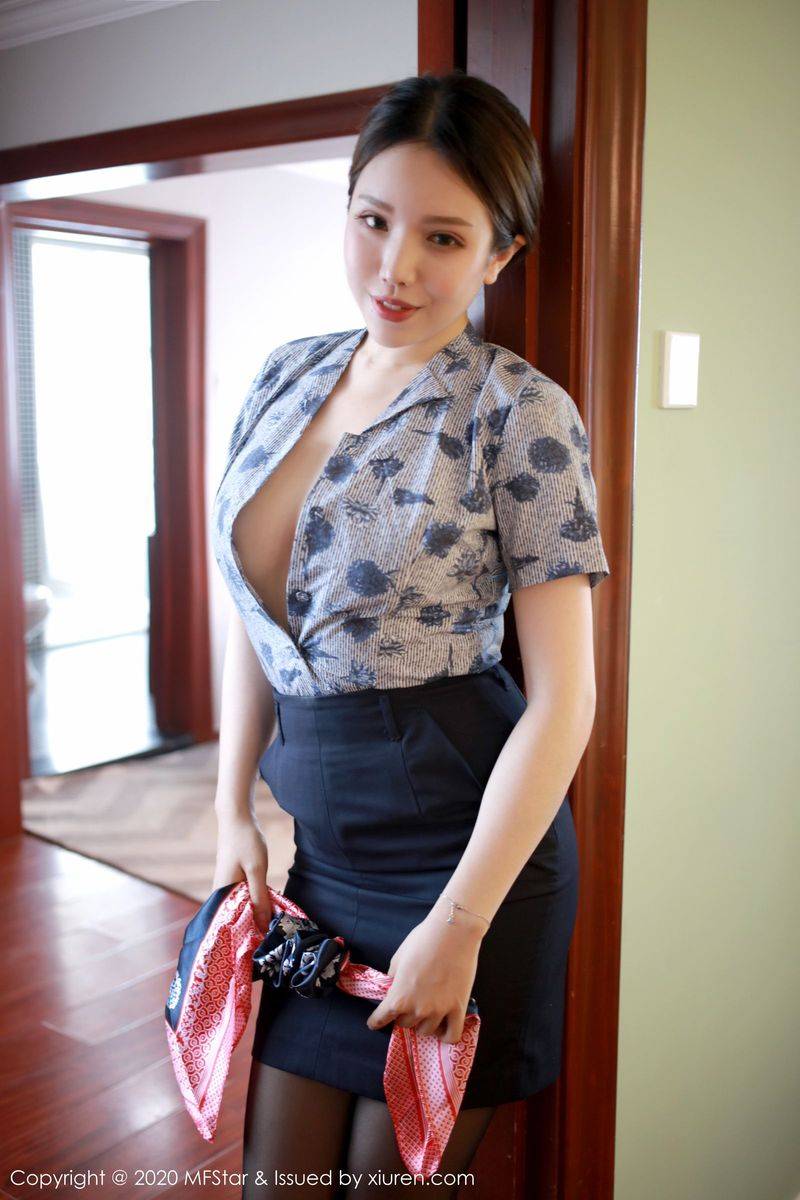 模范学院性感女神黄乐然黑丝美腿空姐制服大尺度真空写真-24