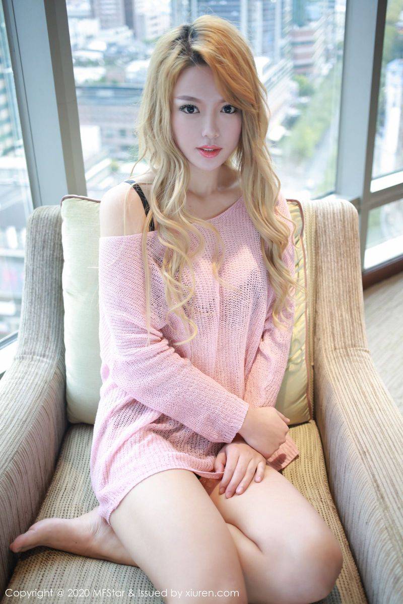 模范学院新人模特dodo粉色镂空毛衣真空激凸首套性感写真