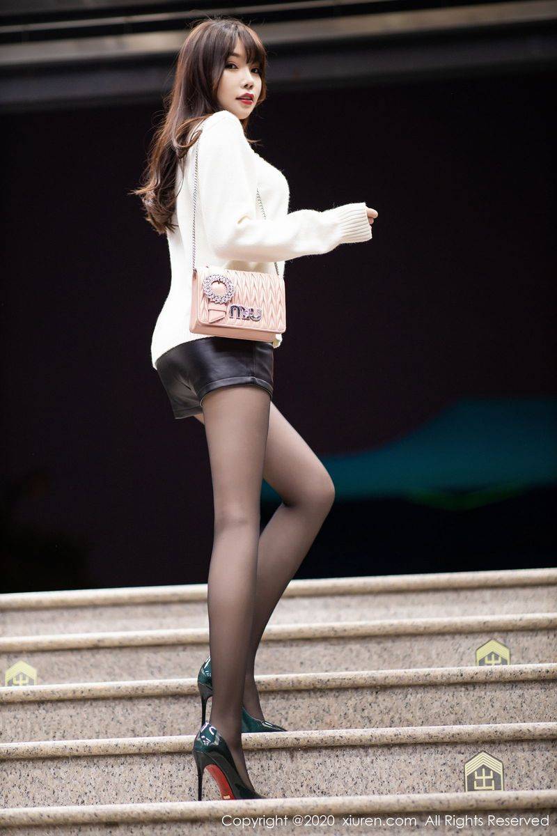 秀人网性感女神芝芝Booty黑丝美腿与镂空内衣系列诱惑写真-5