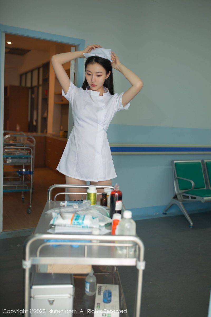 秀人网美女模特安然Maleah丝袜美腿护士制服主题性感写真-13