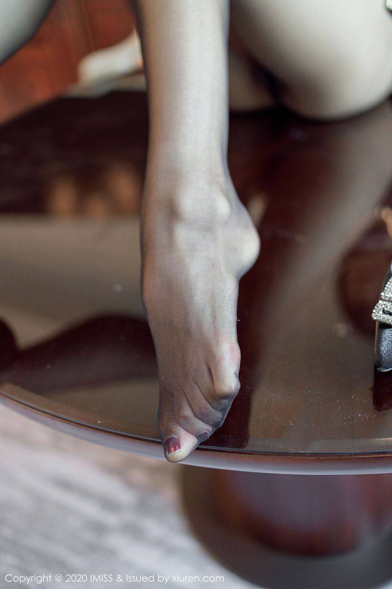 爱蜜社美女模特刘艺蕾空乘制服黑丝美腿白皙性感私房写真-31