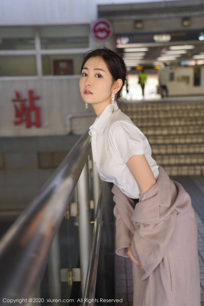 秀人网性感女神沈梦瑶黑丝美腿女秘书职场OL地铁场景写真-7