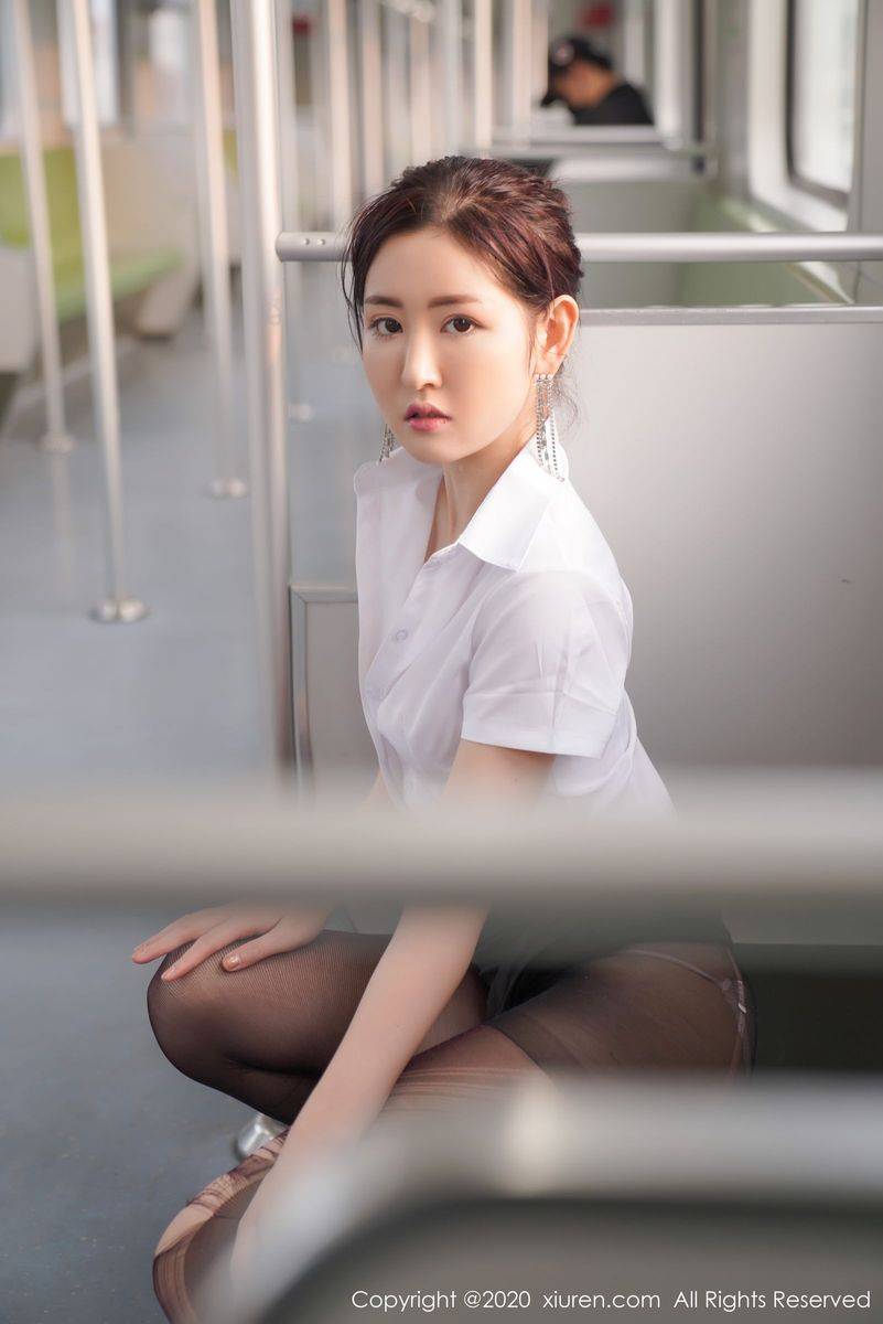 秀人网性感女神沈梦瑶黑丝美腿女秘书职场OL地铁场景写真-70