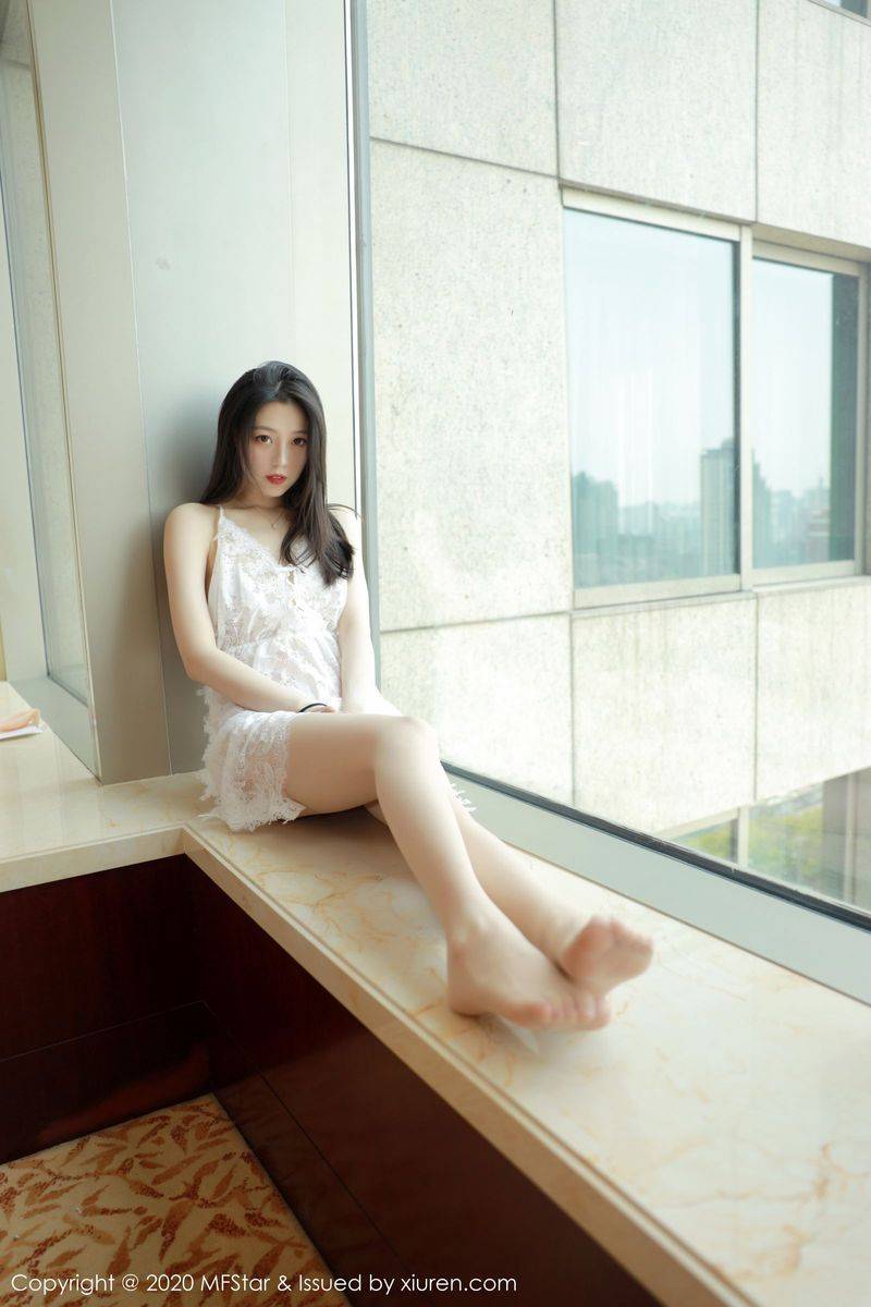 模范学院新人模特言沫丝袜美腿苗条身材精致可人性感写真