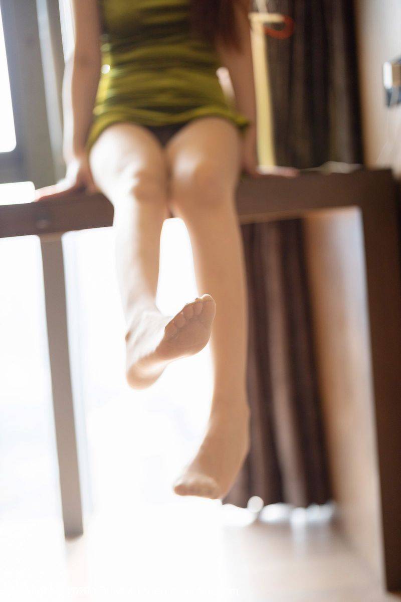 尤蜜荟美女模特徐安安典雅吊裙肉质丝袜修长美腿性感写真-55