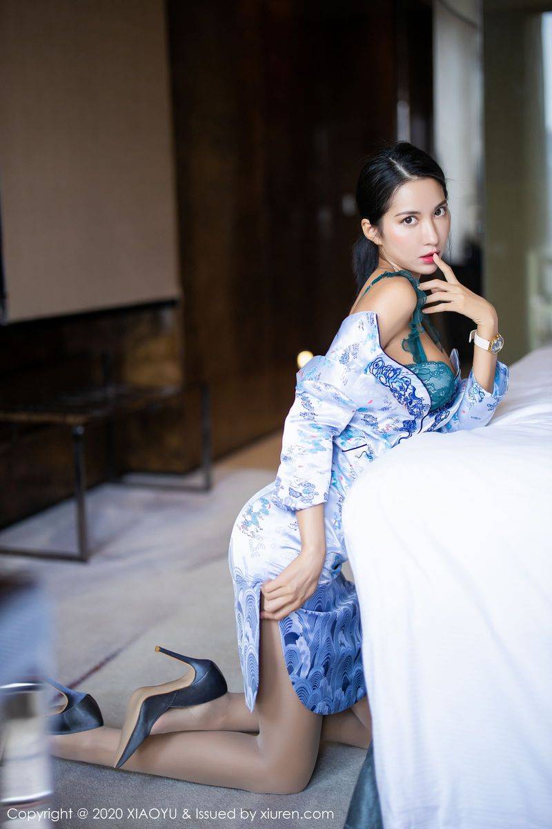 语画界性感女神陈良玲Carry青花瓷旗袍与丝袜美腿气质写真-3