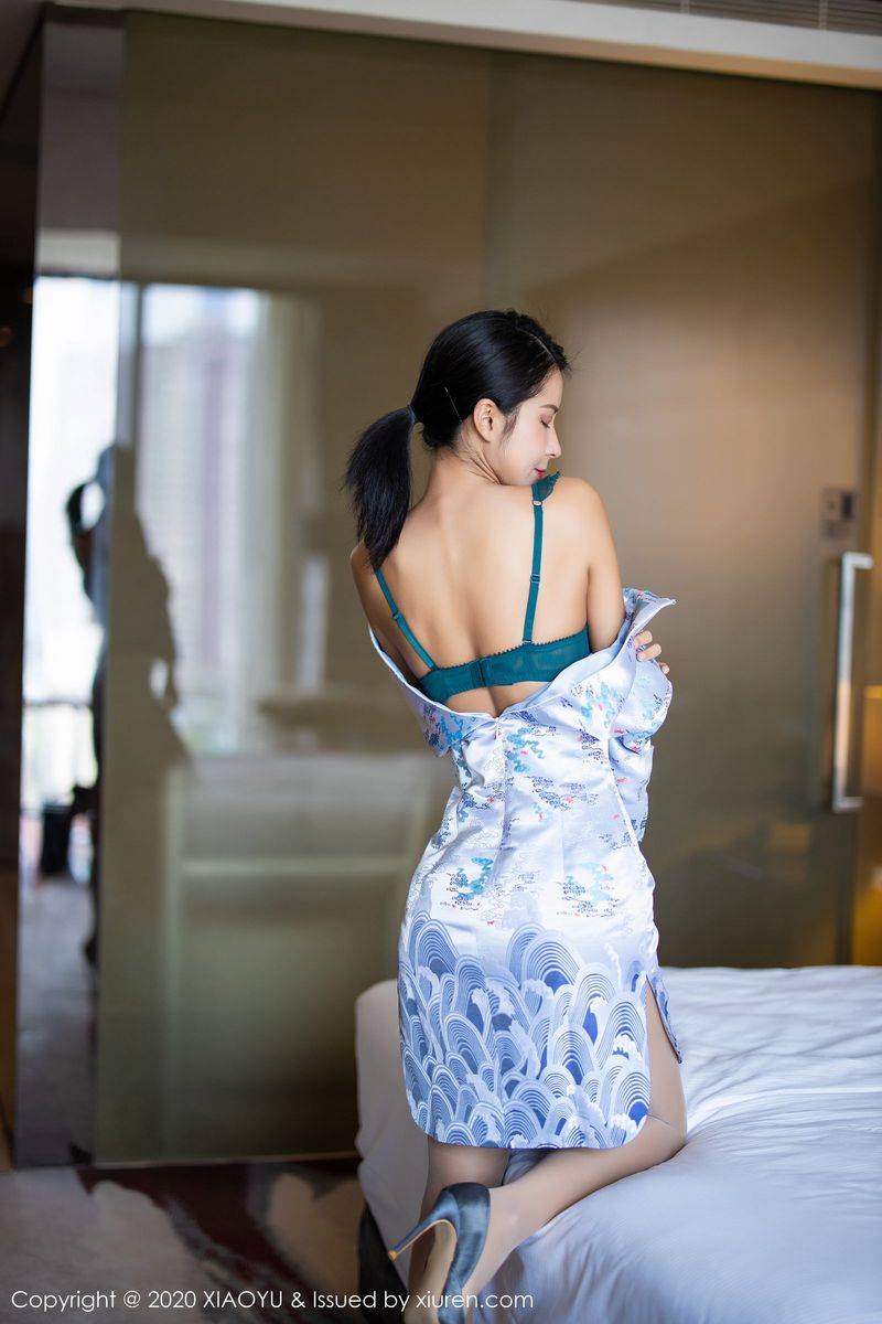 语画界性感女神陈良玲Carry青花瓷旗袍与丝袜美腿气质写真-25