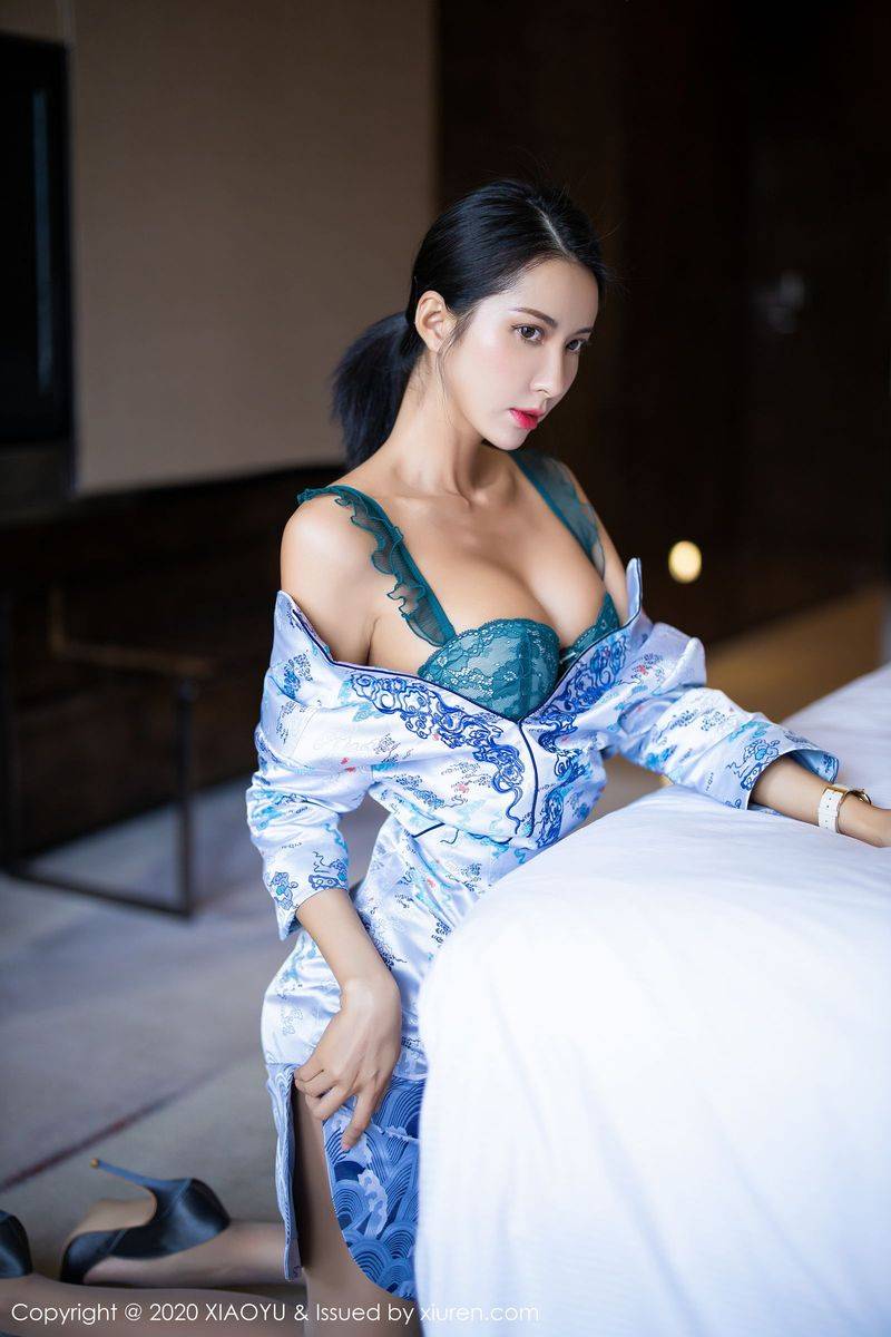 语画界性感女神陈良玲Carry青花瓷旗袍与丝袜美腿气质写真-30