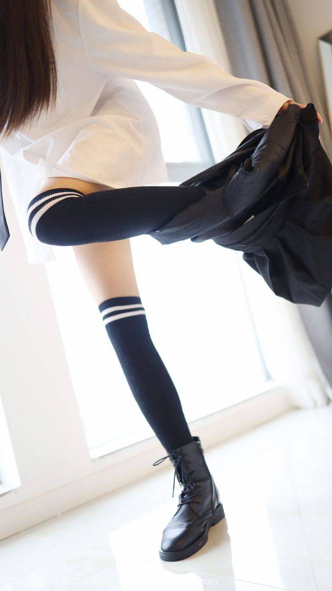 美媛馆性感美女Laura张小妮白衬衫修长美腿JK制服诱惑写真-11