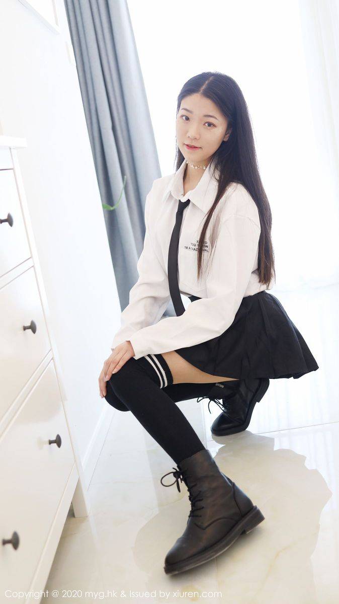 美媛馆性感美女Laura张小妮白衬衫修长美腿JK制服诱惑写真-28
