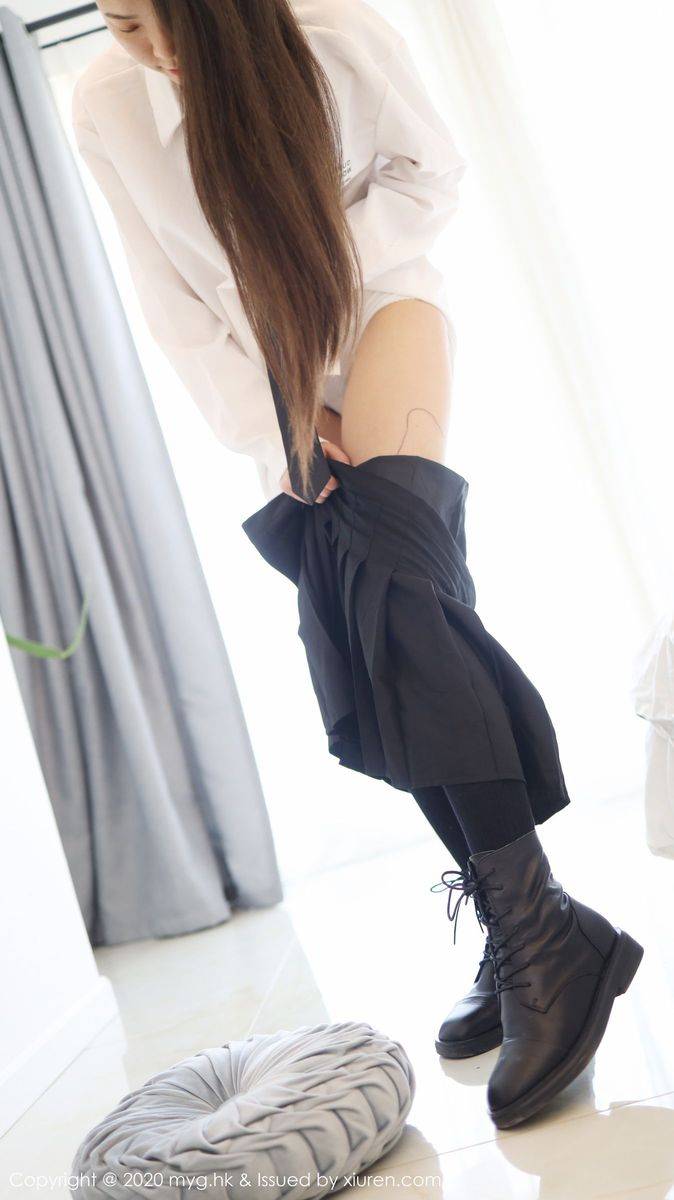 美媛馆性感美女Laura张小妮白衬衫修长美腿JK制服诱惑写真-34