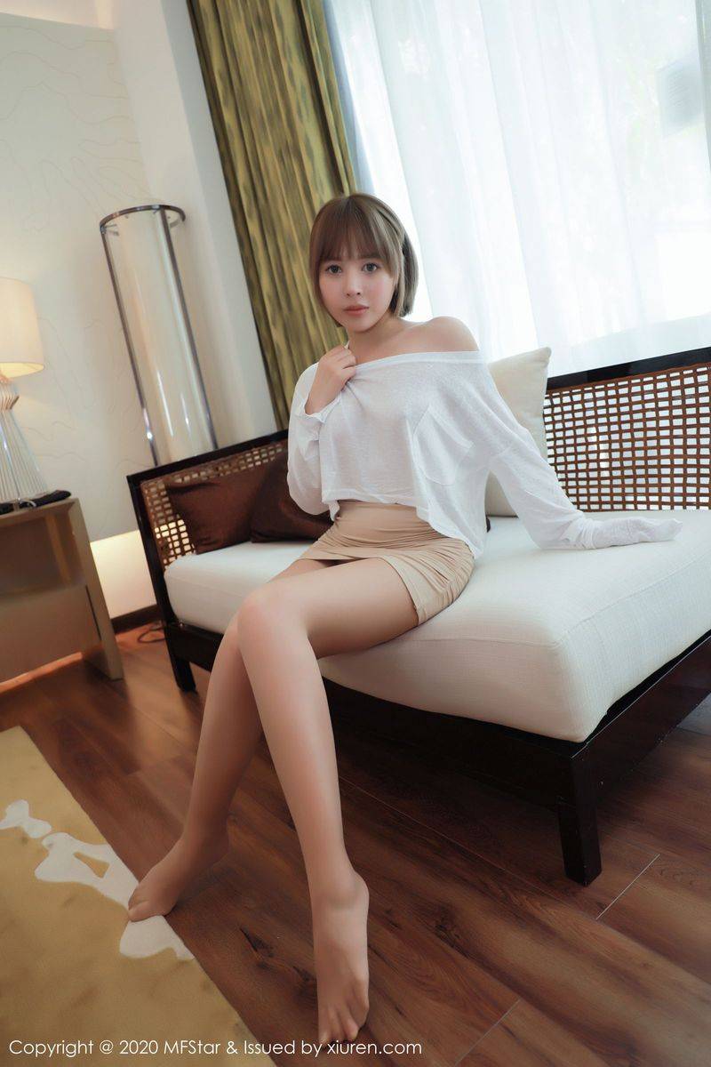 模范学院美女模特夏天Sienna丝袜美腿浑圆娇媚真空三亚旅拍