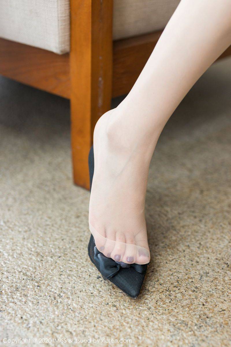 爱蜜社美女模特小九月丝袜美腿制服诱惑朦胧性感足量写真-15