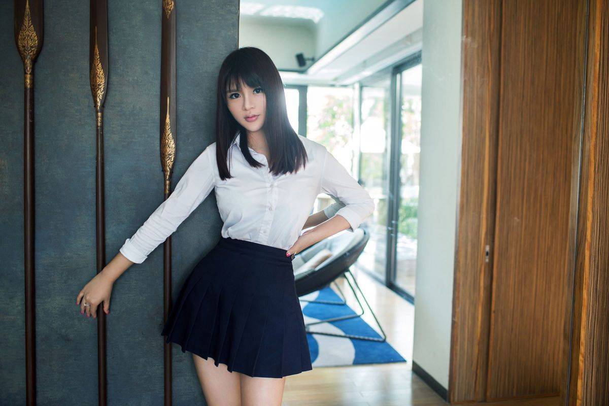 推女郎美女模特王依萌白衬衫比基尼童颜巨乳私房性感写真-2