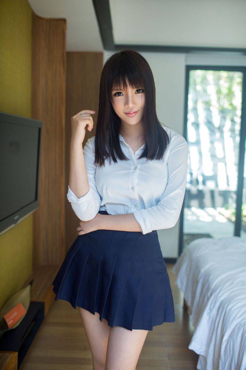 推女郎美女模特王依萌白衬衫比基尼童颜巨乳私房性感写真