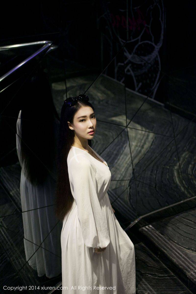 秀人网新晋嫩模梦娜Vanessa傲人身材飘逸白衣湿身诱惑写真