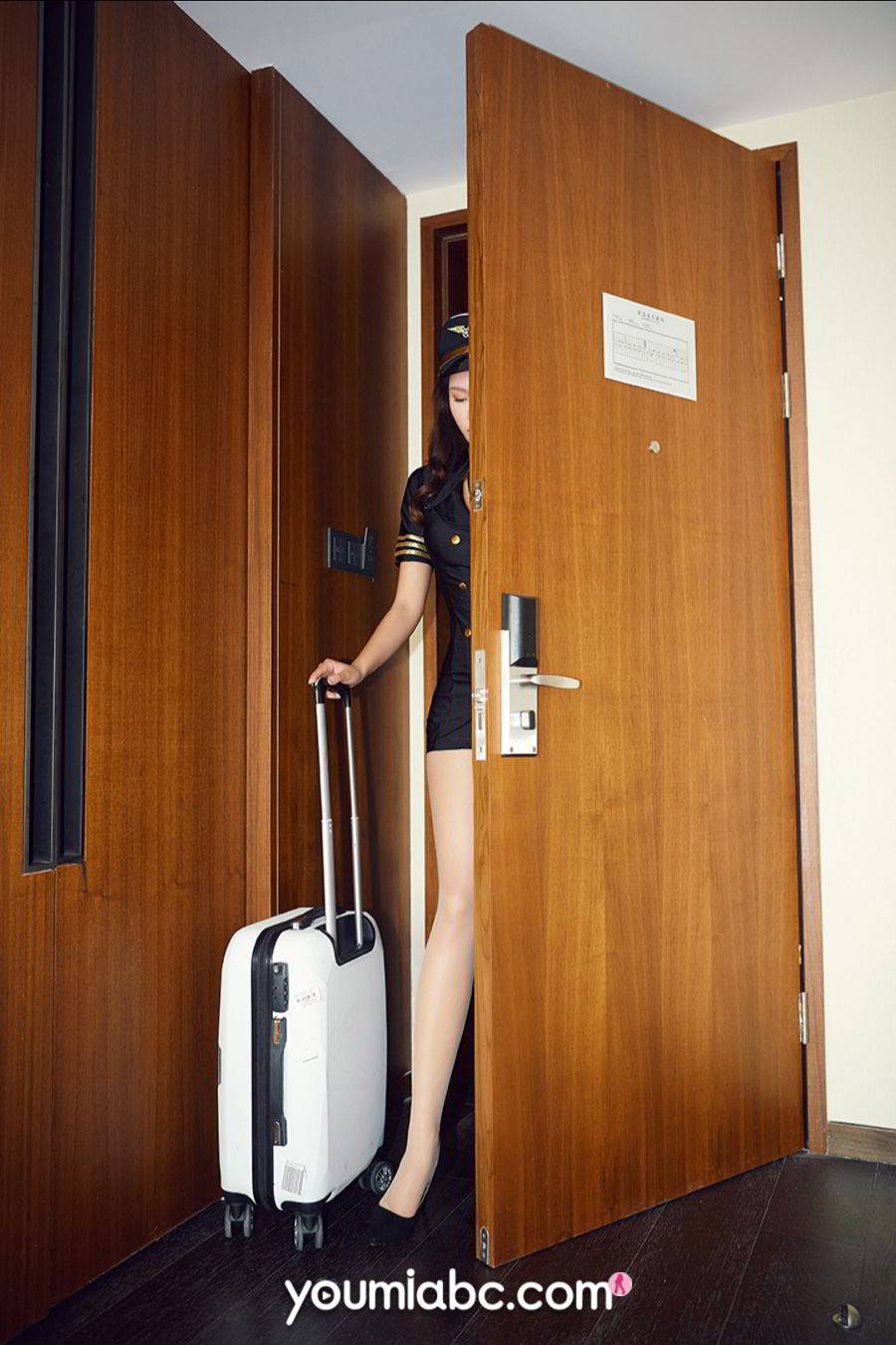 YouMi尤蜜性感女神梦娜x黑色机长制服丝袜美腿大尺度写真