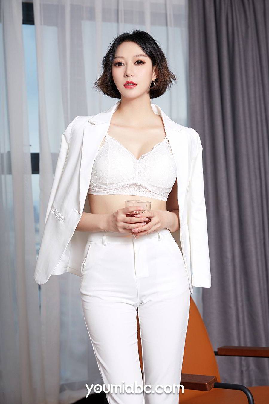 YouMi尤蜜性感女神付艺轩Renee黑丝美腿职场OL情迷写真-11