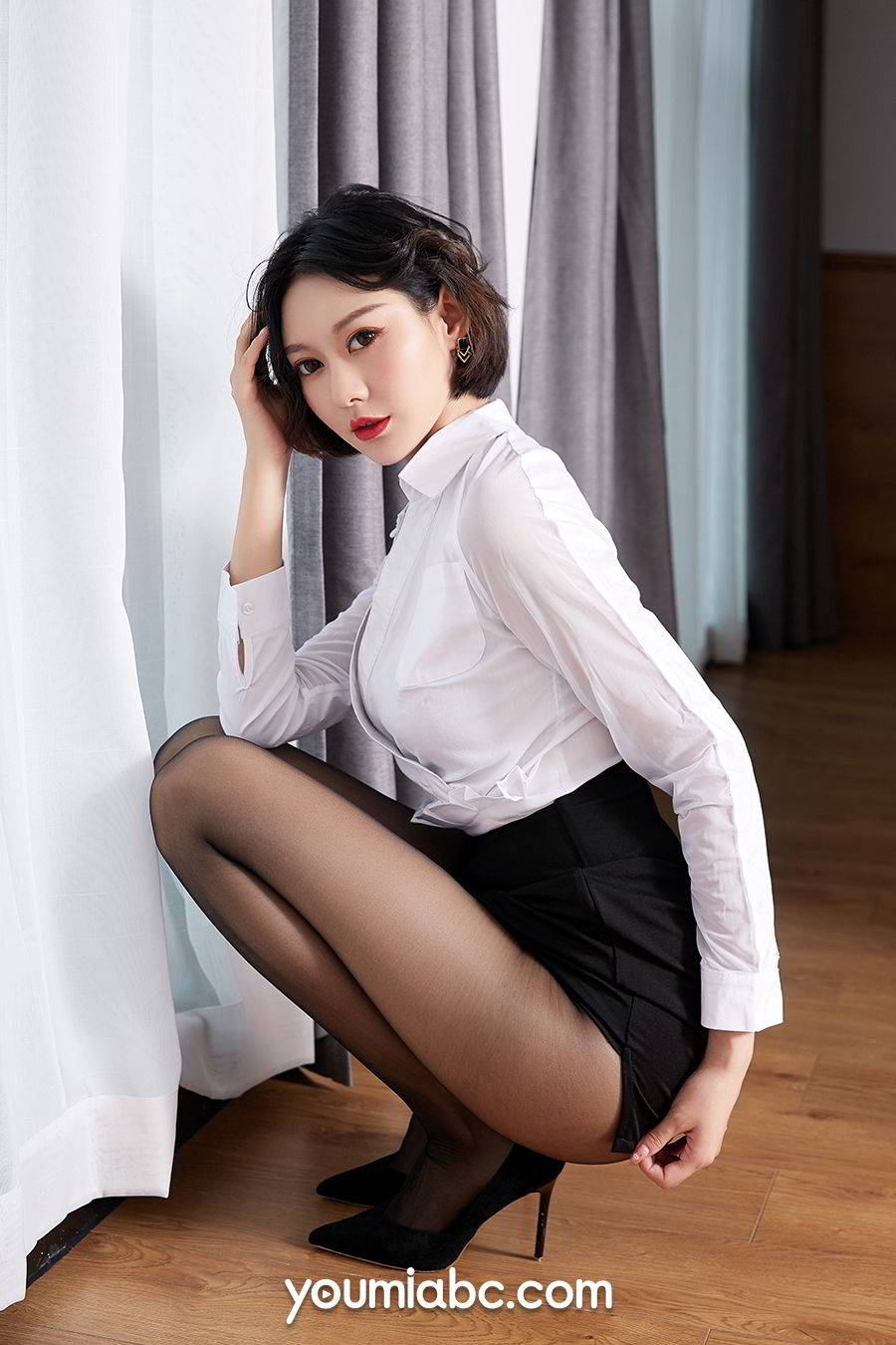 YouMi尤蜜性感女神付艺轩Renee黑丝美腿职场OL情迷写真-38