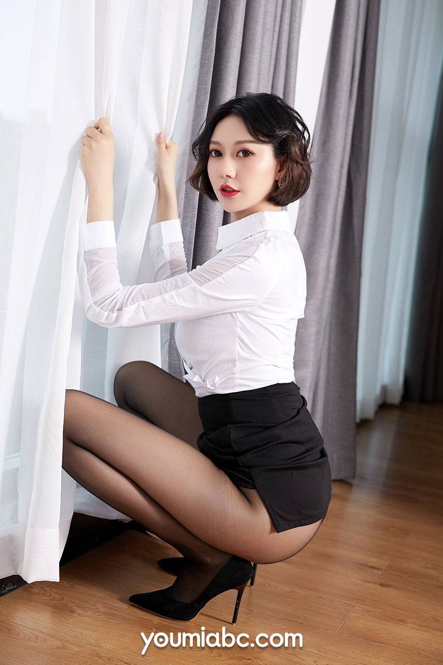 YouMi尤蜜性感女神付艺轩Renee黑丝美腿职场OL情迷写真-39