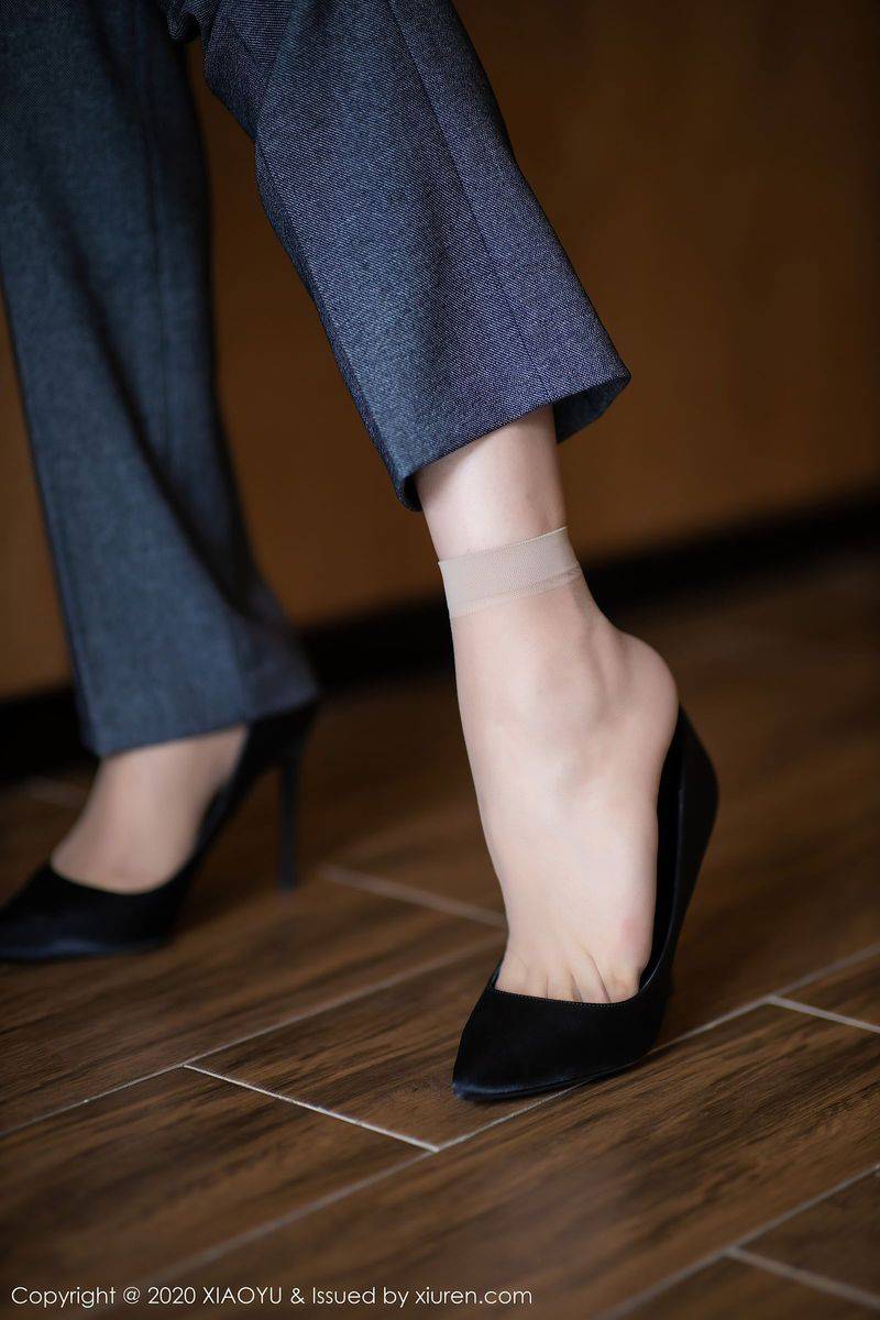 语画界性感女神芝芝Booty黑丝美腿职场OL制服系列阳朔旅拍-14