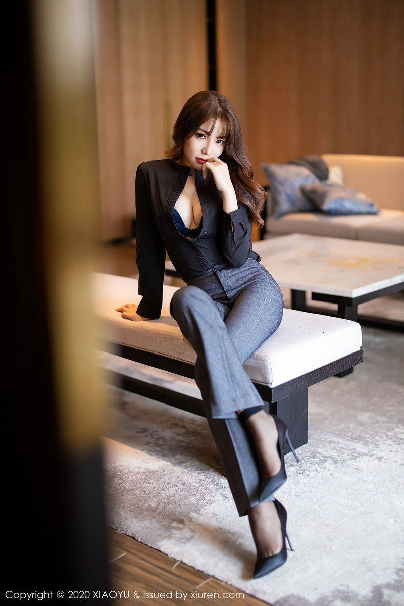 语画界性感女神芝芝Booty黑丝美腿职场OL制服系列阳朔旅拍-25