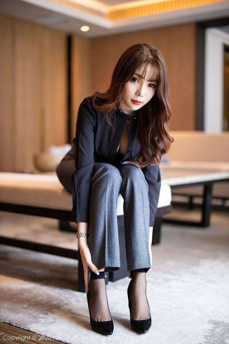 语画界性感女神芝芝Booty黑丝美腿职场OL制服系列阳朔旅拍-27