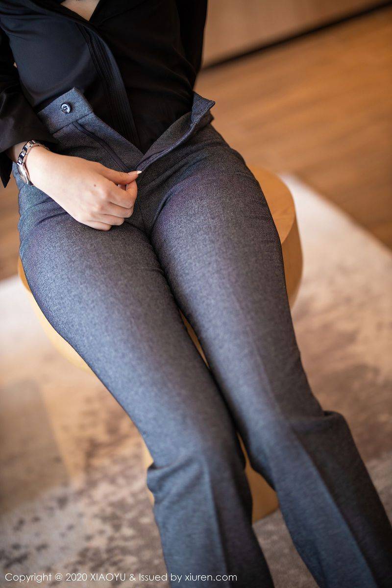 语画界性感女神芝芝Booty黑丝美腿职场OL制服系列阳朔旅拍-37