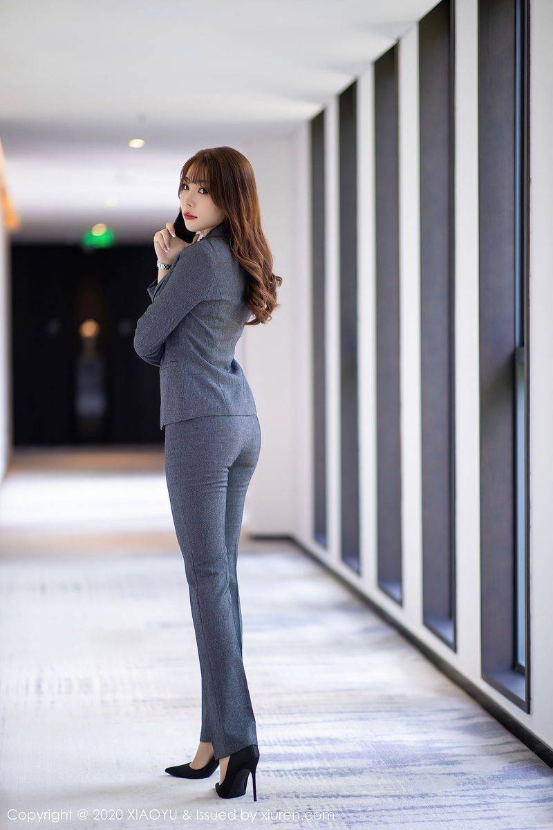 语画界性感女神芝芝Booty黑丝美腿职场OL制服系列阳朔旅拍-56