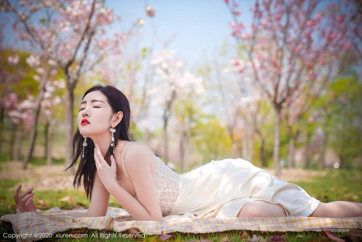 秀人网性感女神沈梦瑶室外草地外景吊裙系列大尺度写真